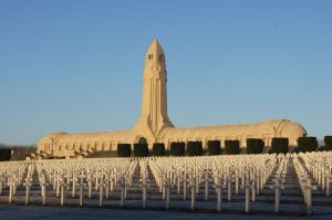 Gebeinhaus von Verdun mit vorgelagertem Nationalfriedhof