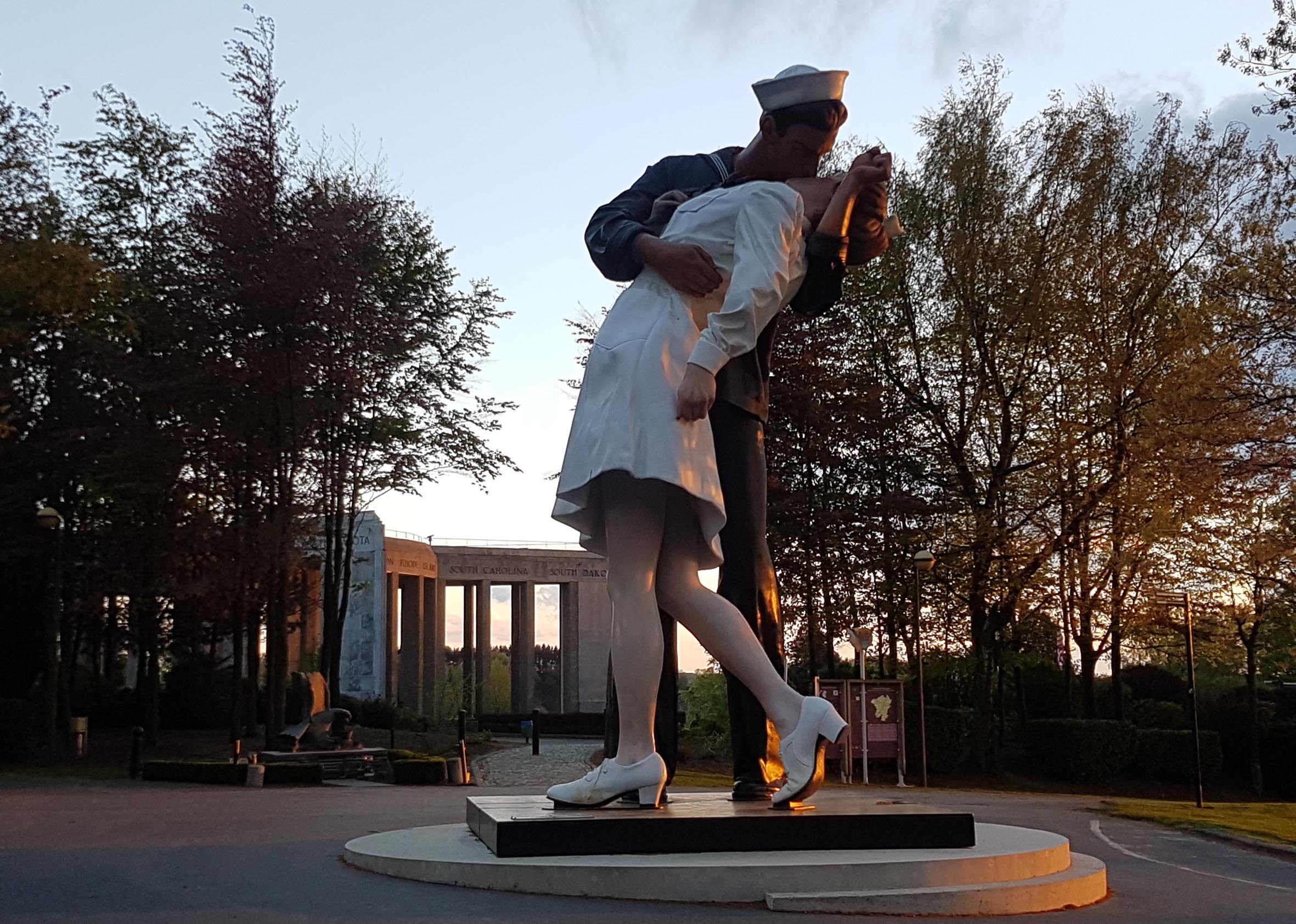 Skulptur vor dem Bastogne Historical Center