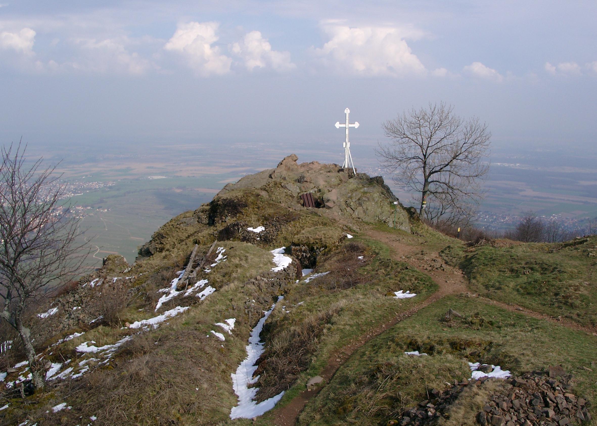 Gipfelkreuz des Hartmannsweilerkopfes mit umliegenden Befestigungsanlagen