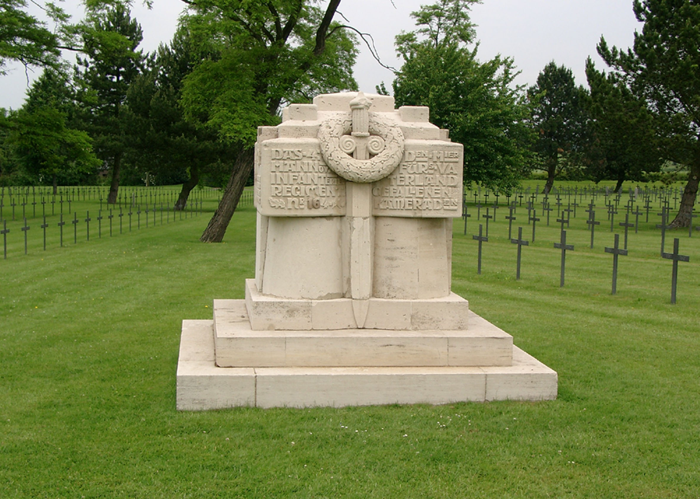 Denkmal des Infanterie-Regiments 164 auf dem deutschen Soldatenfriedhof Neuville-St.-Vaast