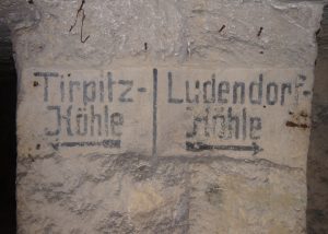 Inschriften in einem unterirdischen Steinbruch, der Tirpitz+Ludendorff-Höhle