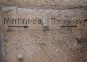Bezeichnung der Wege in einem unterirdischen Steinbruch, der Tirpitz+Ludendorff-Höhle