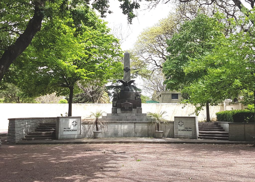 Denkmal für die gefallenen deutschen Soldaten des Ersten und Zweiten Weltkrieges auf dem deutschen Friedhof in Buenos Aires